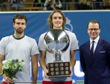 Η μητέρα του Τσιτσιπά παρηγόρησε τον ηττημένο αντίπαλο του γιου της (φωτό-βίντεο)